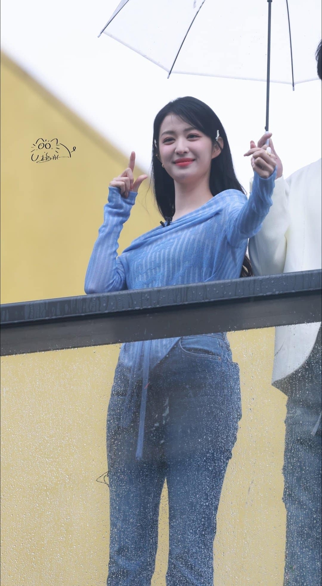 Mỹ nhân Trung Quốc đi ghi hình mà đẹp lịm con tim: Nhan sắc