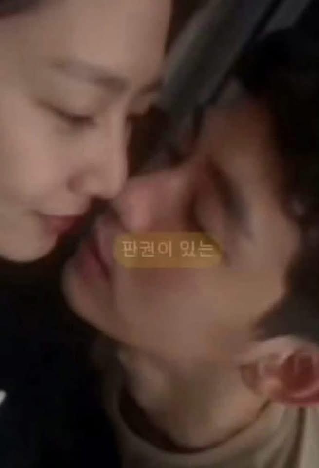 2-1741829931-587-width655height960 Ảnh hôn được cho là chụp vào năm 2019, không phải 2016 như Viện Garo Sero nói.