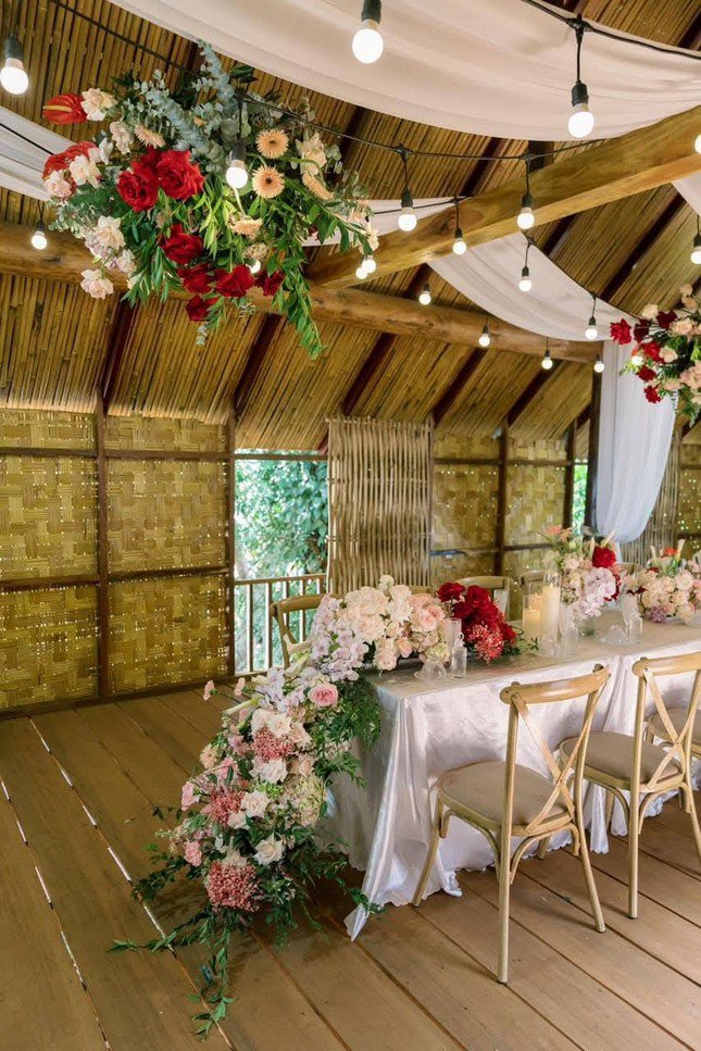 Không gian tiệc cưới trong nhà dài của Hoa hậu H'Hen Niê.