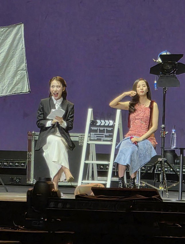 Khánh Vy làm MC trong fan meeting của Jisoo tại Hà Nội ngày 30/3.