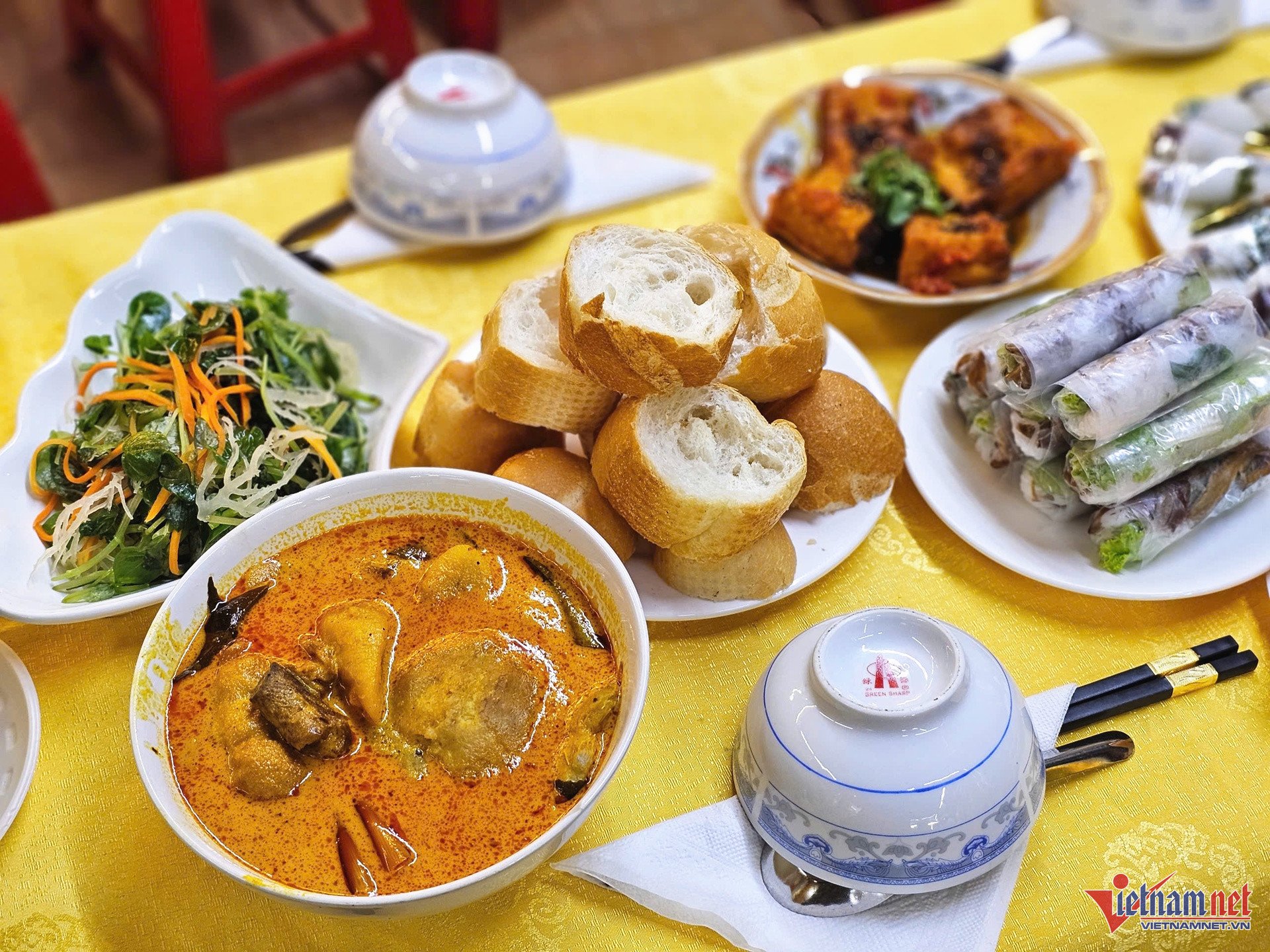 Lễ cúng 49 ngày của diễn viên Quý Bình diễn ra trong không khí trang nghiêm, riêng tư, có gia đình, người thân, một số đồng nghiệp và các quý tăng sư, Phật tử chùa Đức Quang (Quận 4, TPHCM).