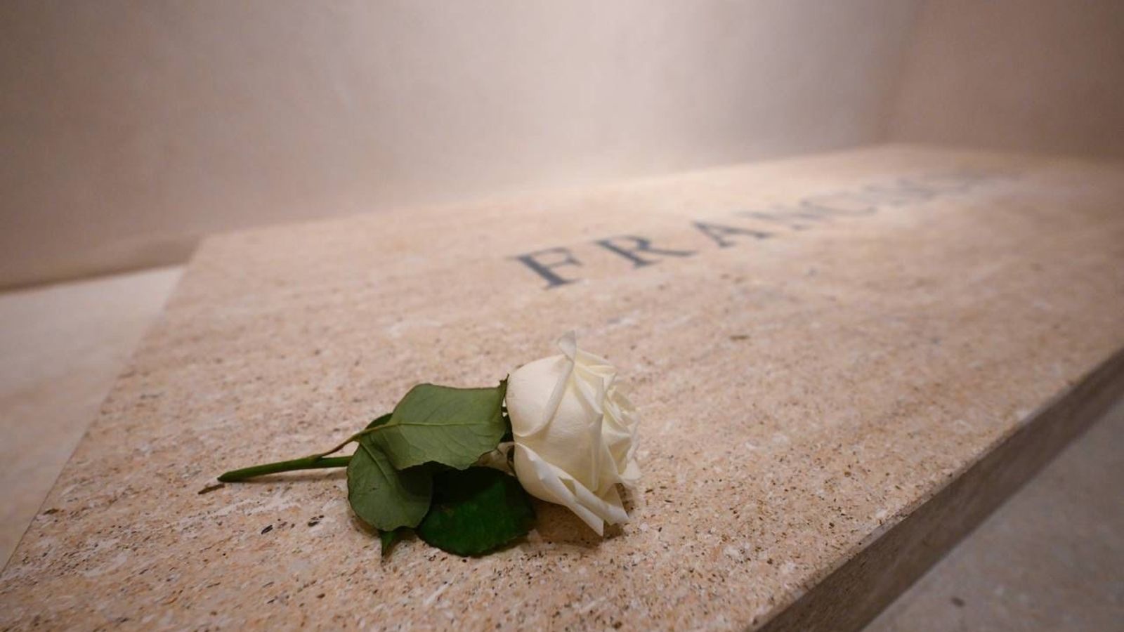 Dòng người dài viếng ngôi mộ vô cùng đơn giản của cố Giáo hoàng Francis- Ảnh 2. Dòng người dài viếng ngôi mộ vô cùng đơn giản của cố Giáo hoàng Francis- Ảnh 2.