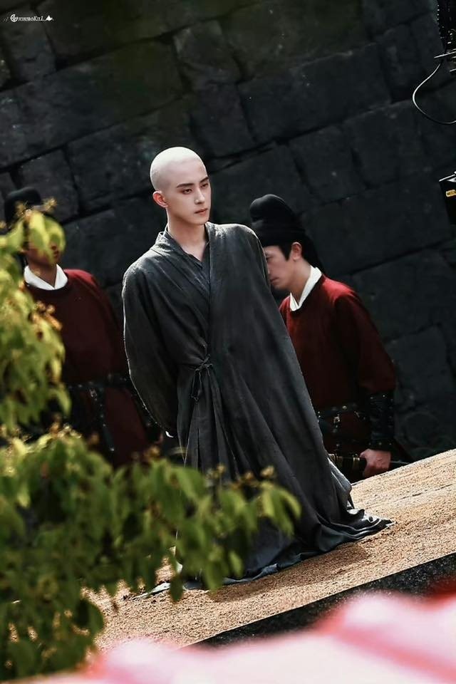 Mỹ nam Trung Quốc cạo trọc đầu làm sư vẫn đẹp mê mẩn: Nhan sắc vô đối không gì