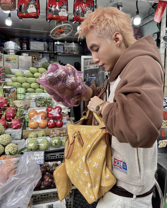 Sơn Tùng đi chợ Bến Thành, nhét xoài, măng cụt vào túi 300 triệu đồng - 2