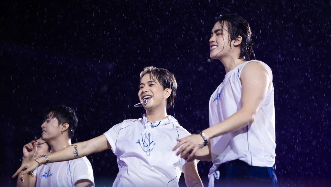 2-1746950349-373-width1362height773 Tranh cãi fan ướt như chuột lột đu Trấn Thành và 30 anh trai dưới mưa - 3