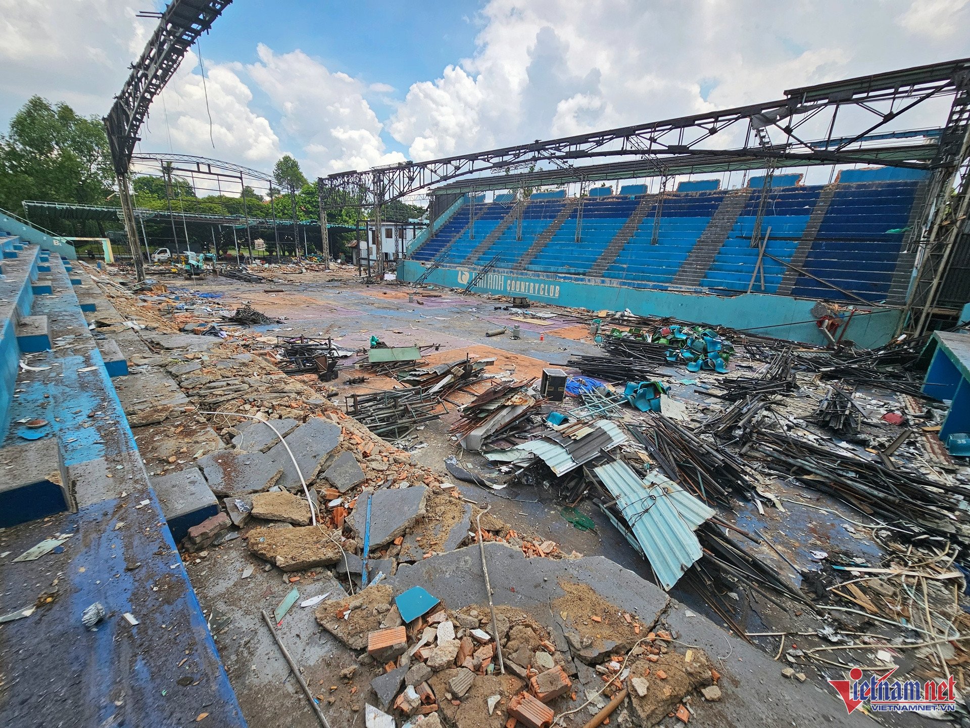 Sân khấu Trống Đồng bị bỏ hoang, cây cỏ dại mọc um tùm (trái) và Sân khấu Lan Anh đang được thi công tháo dỡ (phải). Ảnh: Loan Lê