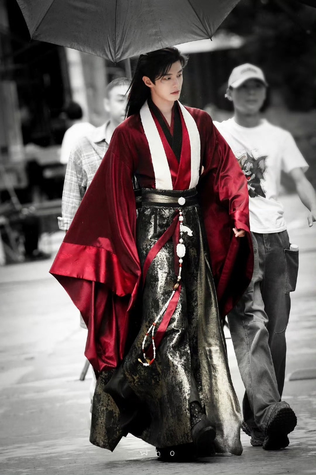 Thái tử đẹp vô địch Trung Quốc hiện tại: Nhan sắc khuynh đảo chúng sinh, cao sang quyền quý từ cốt cách- Ảnh 2.