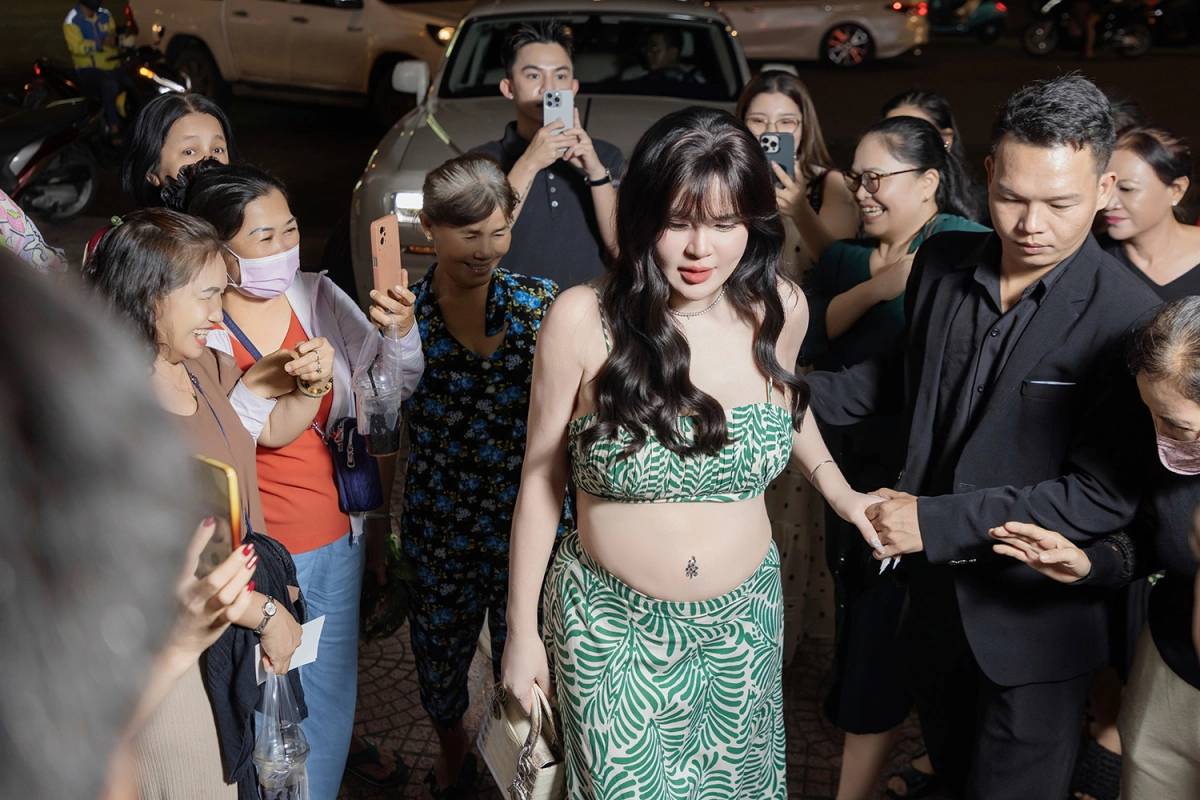 Hành động gây tranh cãi của hoa hậu Phương Lê - vợ NSƯT Vũ Luân chỗ đông người- Ảnh 1.