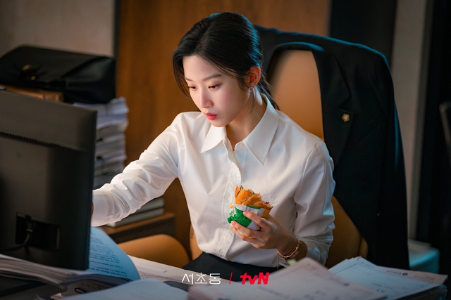 Nữ hoàng công sở đẹp nhất Hàn Quốc 2025: Visual mê chữ ê kéo dài, đi diễn mà như catwalk giữa phim trường- Ảnh 1. Nữ hoàng công sở đẹp nhất Hàn Quốc 2025: Visual mê chữ ê kéo dài, đi diễn mà như catwalk giữa phim trường- Ảnh 1.