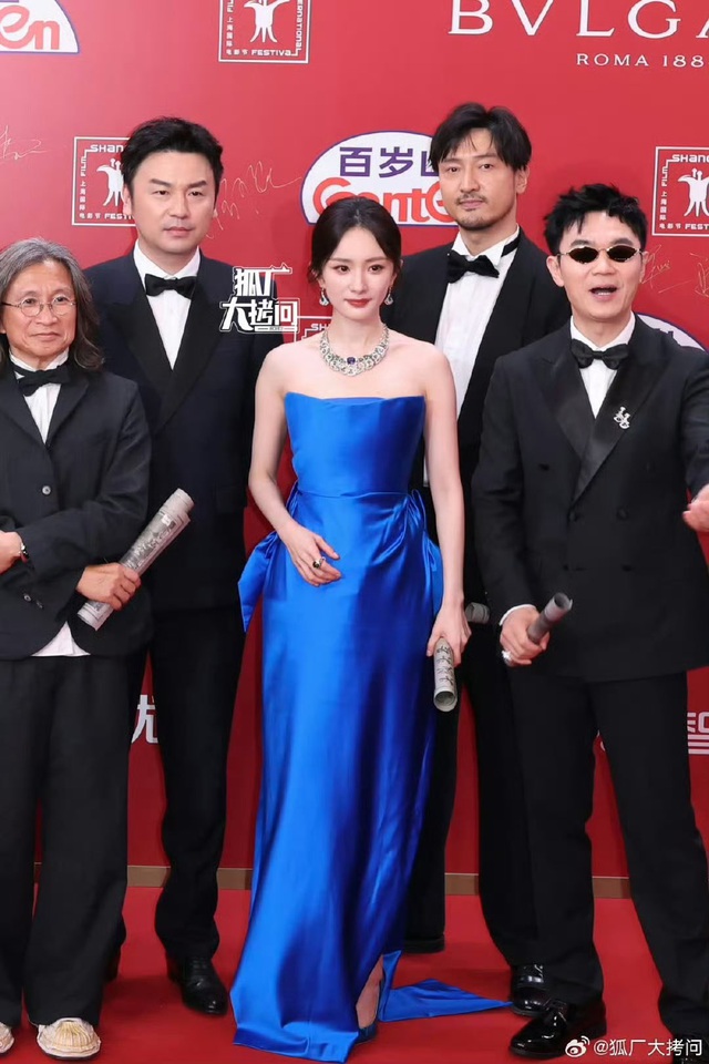 Sốc visual tuyệt đối xinh đẹp của Dương Mịch: Nhan sắc phá đảo cam thường, lên đồ đẳng cấp bùng nổ MXH- Ảnh 3. Sốc visual tuyệt đối xinh đẹp của Dương Mịch: Nhan sắc phá đảo cam thường, lên đồ đẳng cấp bùng nổ MXH- Ảnh 3.