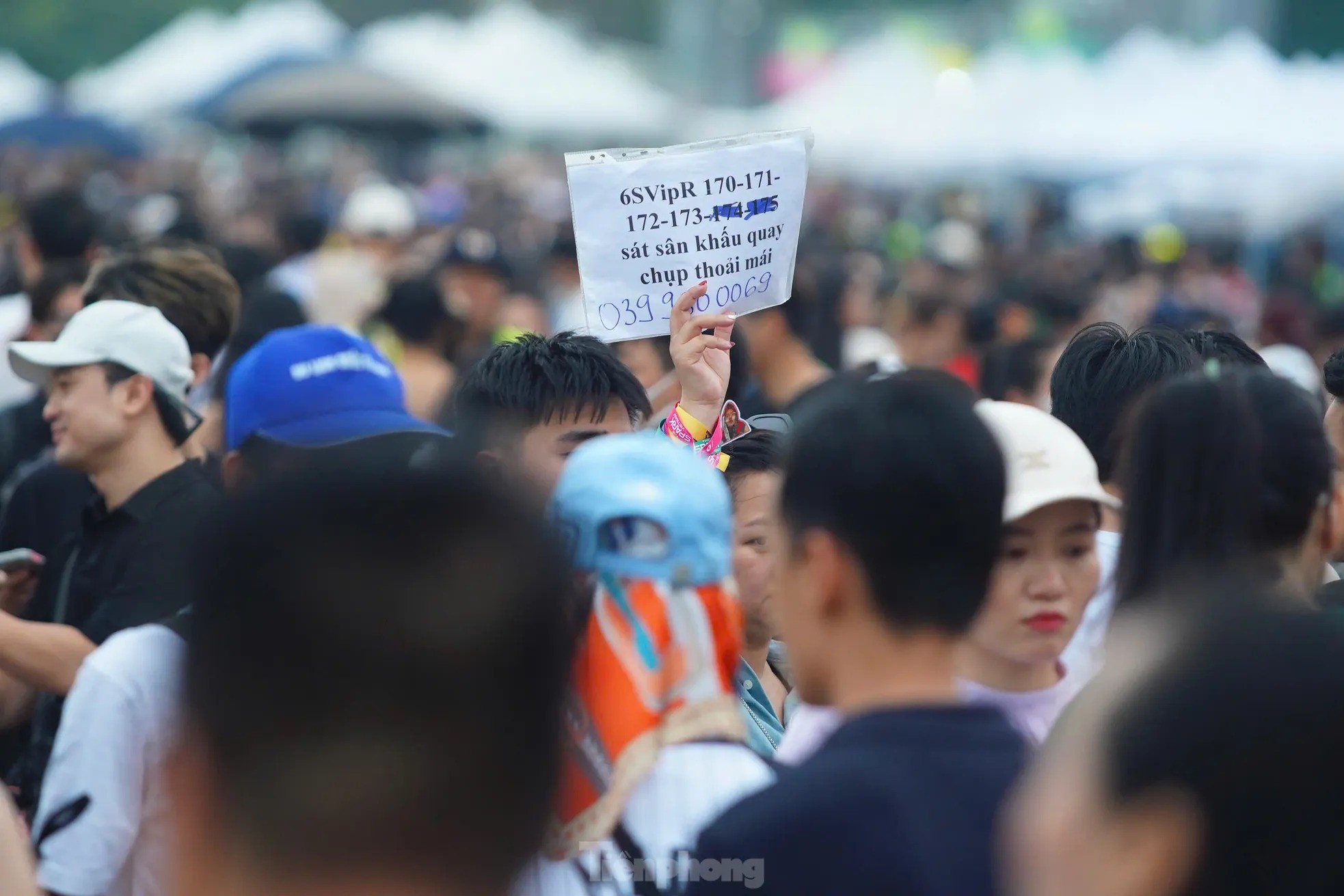 2-1750511145-150-width1966height1311 Theo ghi nhận của phóng viên, phần lớn các hạng vé có giá cao như VIP 1, VIP 2 được rao bán khá nhiều. Mức giá giảm khoảng 1-1,5 triệu đồng/vé, nhưng vẫn không có người mua. Nhiều người bán vé dù
