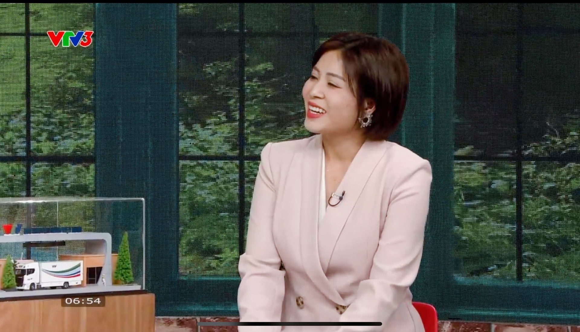 Khi các đồng nghiệp bị chỉ trích và xử phạt, BTV Hoàng Linh vẫn thản nhiên lên sóng nói cười, cập nhật mạng xã hội