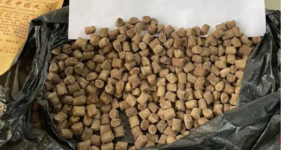 Theo dõi 100.000 gói hàng bất thường, cảnh sát triệt phá đường dây sản xuất thuốc giả doanh thu 765 tỷ đồng, tịch thu 500kg thuốc trong căn biệt thự- Ảnh 2.