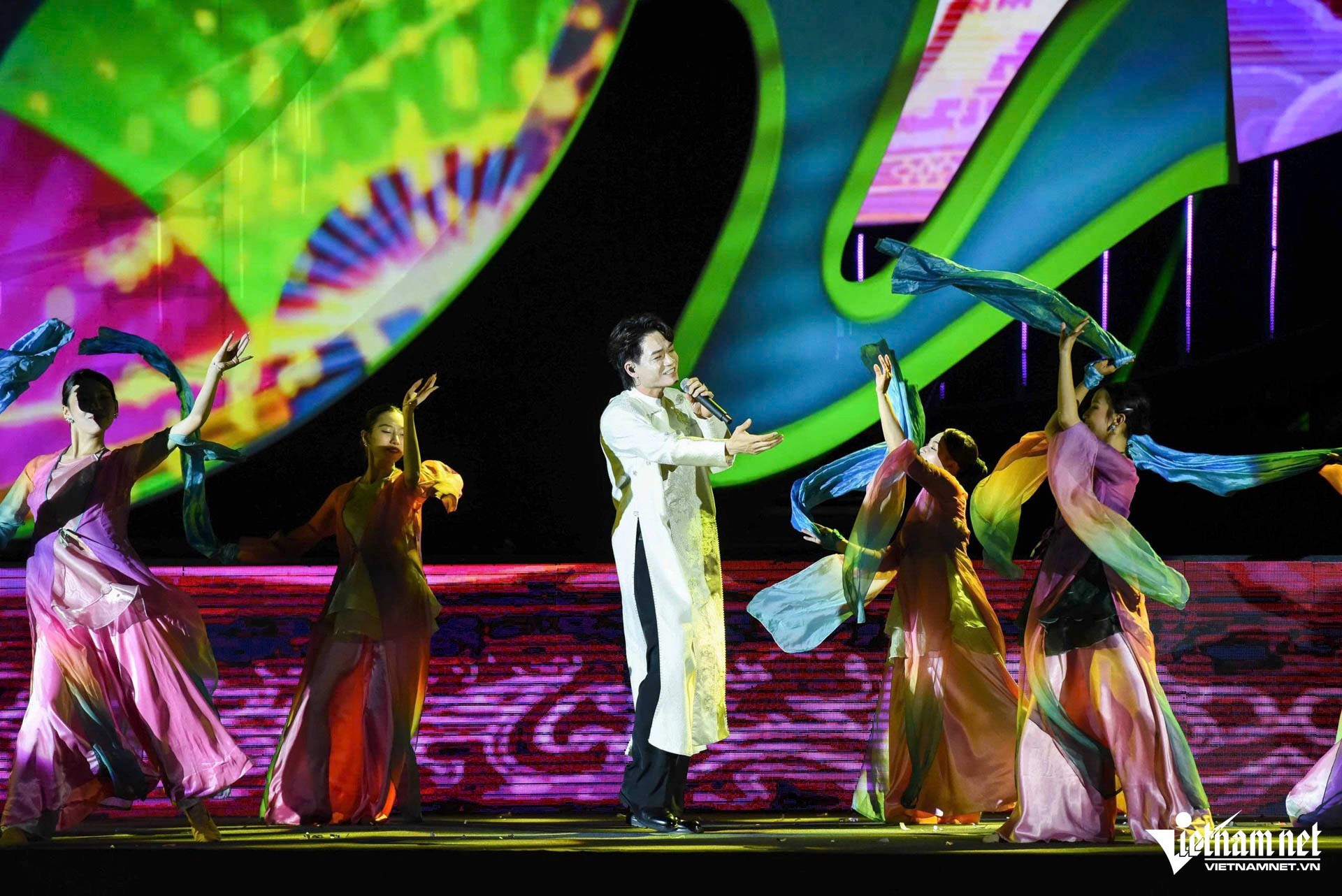 2-1751679870-186-width1920height1282 Tiết mục “Bắc Bling” do ca sĩ Hòa Minzy và Tuấn Cry biểu diễn có màn đồng diễn phụ họa của hơn 1.500 nghệ sĩ, diễn viên quần chúng, học sinh.