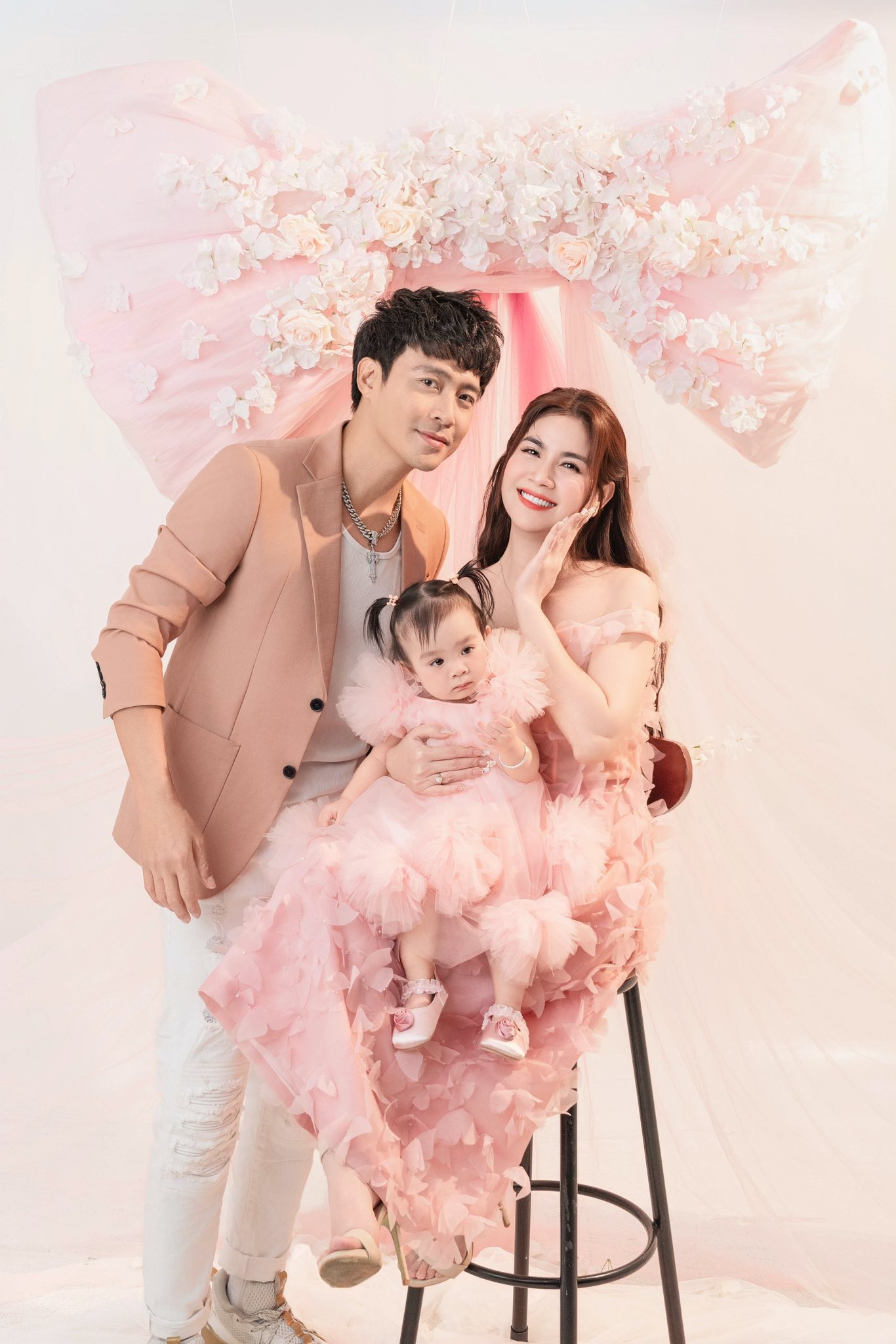 Vất vả 8 năm mới có mụn con, cặp đôi diễn viên nổi tiếng hạnh phúc mừng thôi nôi con gái- Ảnh 7. Vất vả 8 năm mới có mụn con, cặp đôi diễn viên nổi tiếng hạnh phúc mừng thôi nôi con gái- Ảnh 7.