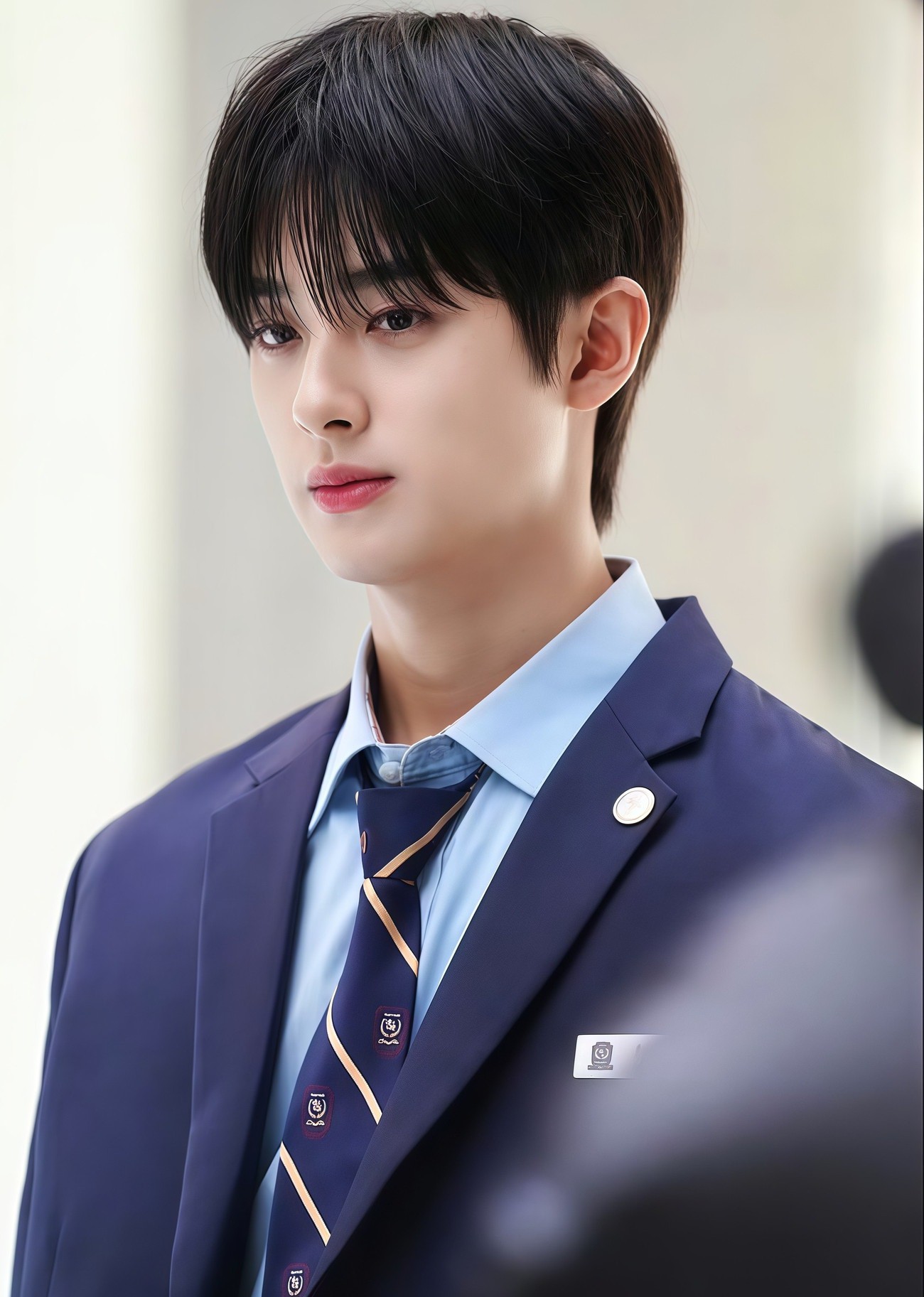 Theo Naver, bộ phim Chị đại học đường 2 (tựa tiếng Anh: Bitch X Rich 2 ) gây sốt với khán giả khắp châu Á. Trong đó nam diễn viên Kim Min Kyu nhờ gương mặt điển trai, khí chất cuốn hút cùng lối diễn xuất tự nhiên, duyên dáng đang thu hút sự yêu mến của người xem. Dù trong phim, Kim Min Kyu không xuất hiện nhiều, nhưng anh được đánh giá cao ở khả năng tạo tương tác với bạn diễn Kim Ye Ri.