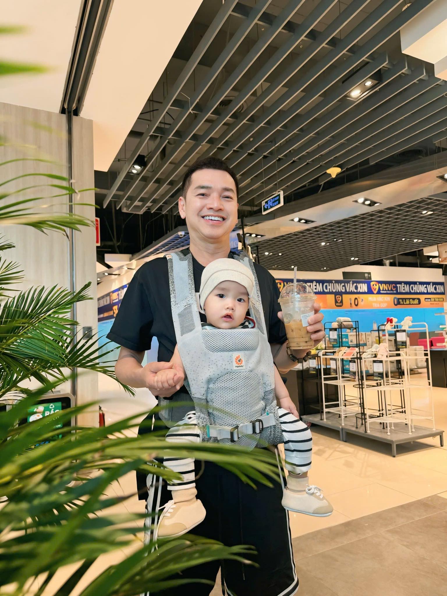 Bạn gái kém 37 tuổi của Quang Minh: “Sau khi khoe con, tôi nhận nhiều lời công kích, miệt thị”- Ảnh 3. Bạn gái kém 37 tuổi của Quang Minh: “Sau khi khoe con, tôi nhận nhiều lời công kích, miệt thị”- Ảnh 3.