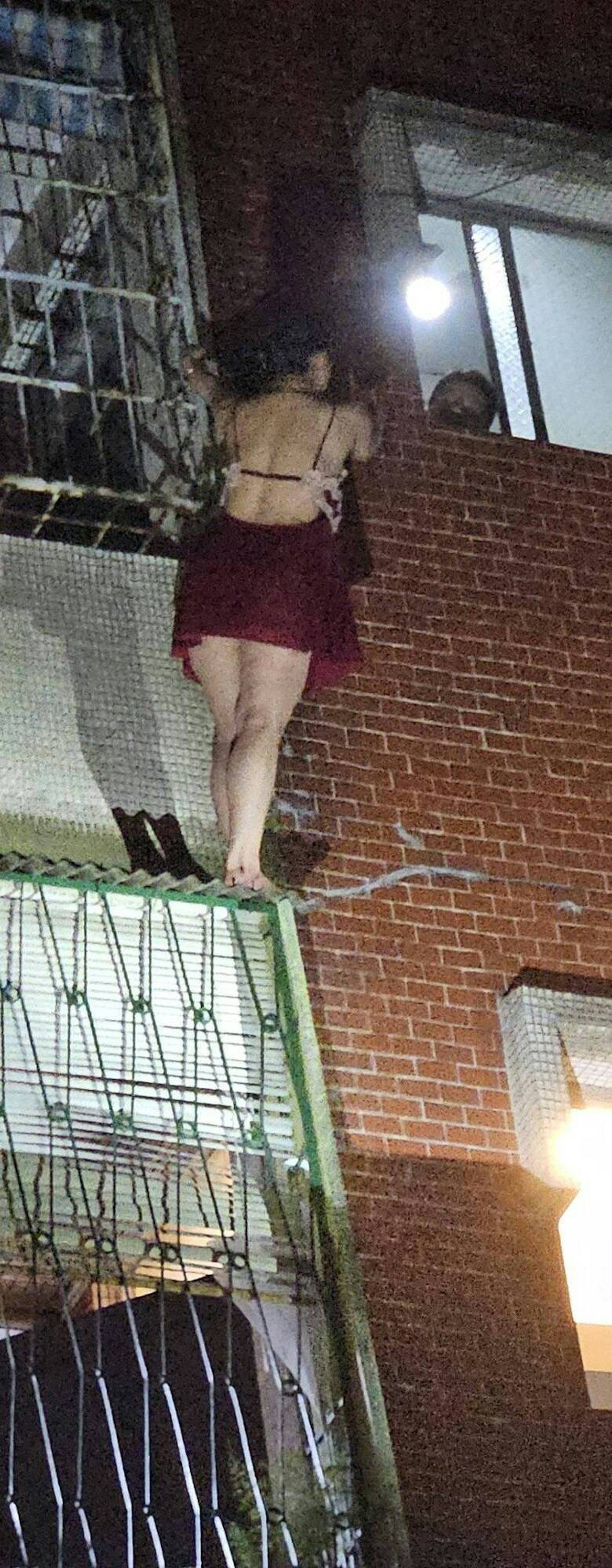 Tiểu tam mặc đồ ngủ, đứng chênh vênh trên mái hiên dọa tự tử - 2