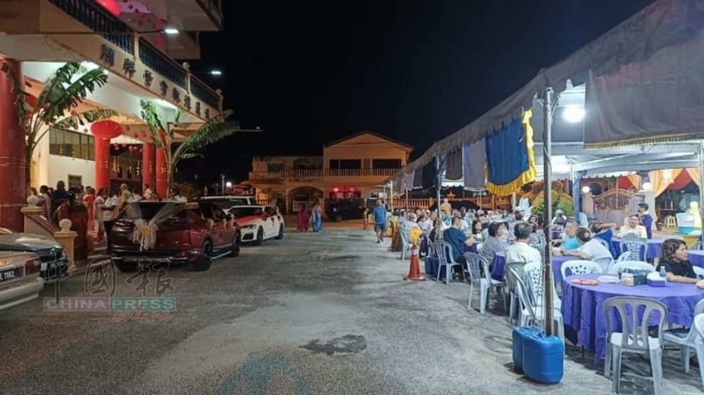 Bên này đường đám cưới, bên kia đám tang và điều hiếm thấy- Ảnh 1.