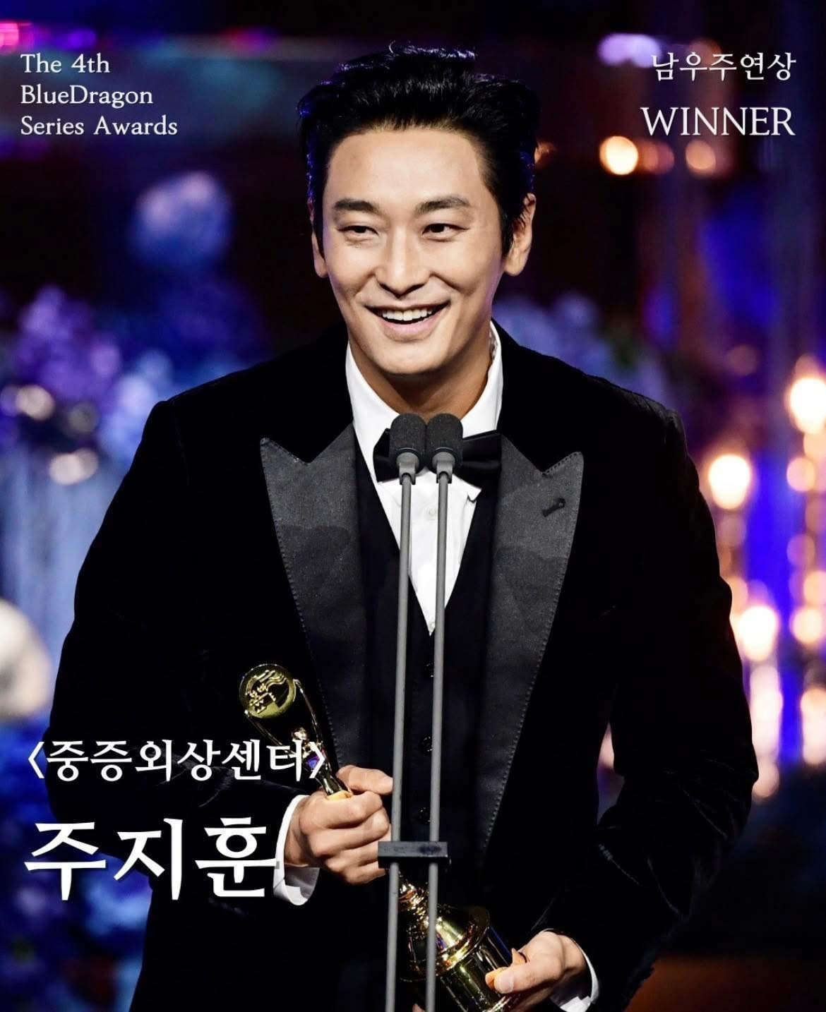 Khoảnh khắc nhận nhầm cúp khiến nam diễn viên muối mặt- Ảnh 2.