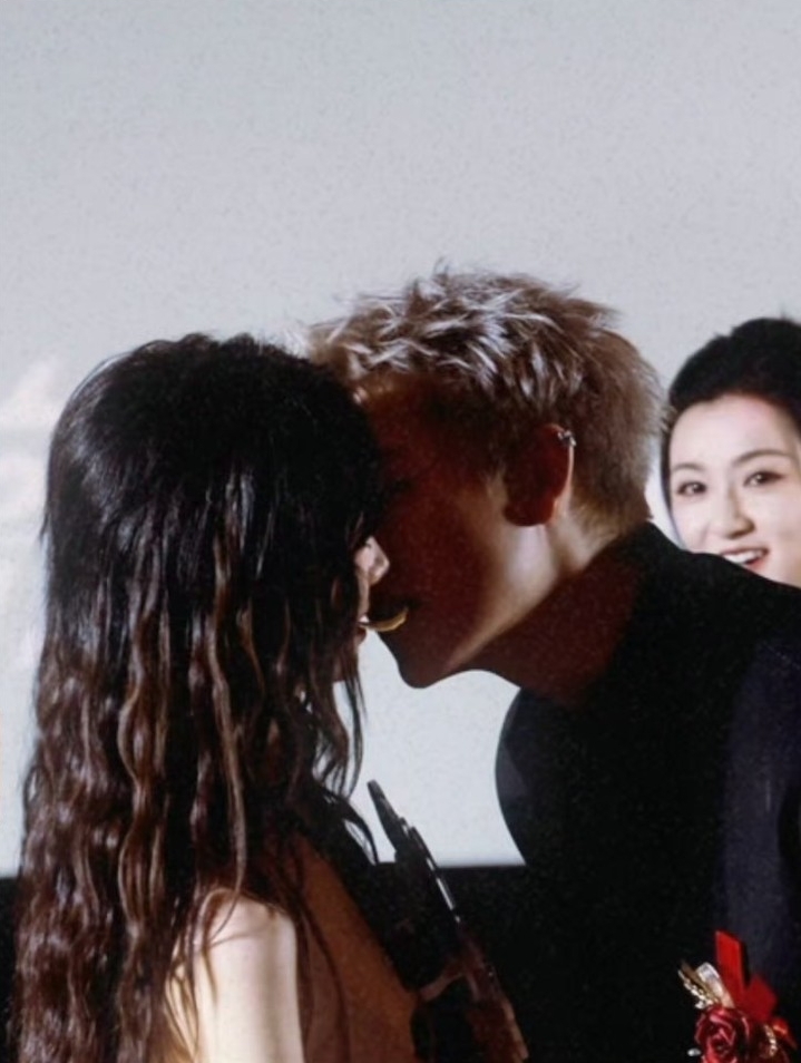 Trung Quốc kiếm đâu ra người thứ 2 có vòng eo đẹp cỡ này: Nhỏ chỉ bằng 1 bàn tay, cứ xuất hiện là gây sốc visual- Ảnh 9. Trung Quốc kiếm đâu ra người thứ 2 có vòng eo đẹp cỡ này: Nhỏ chỉ bằng 1 bàn tay, cứ xuất hiện là gây sốc visual- Ảnh 9.