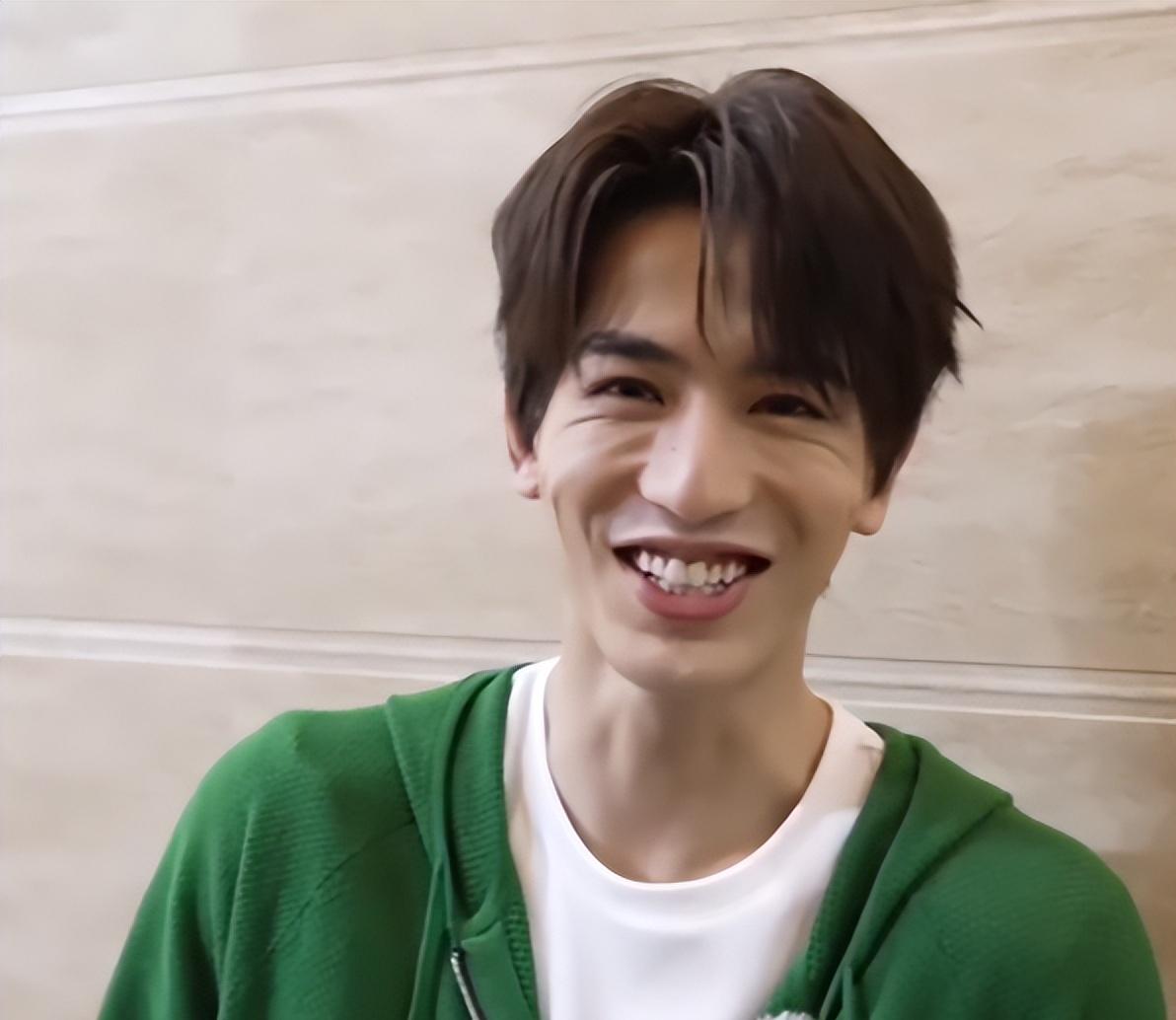 4 sao nam Cbiz kém sắc vì nụ cười: Trương Lăng Hách, Cung Tuấn khiến netizen ngã ngửa- Ảnh 2.