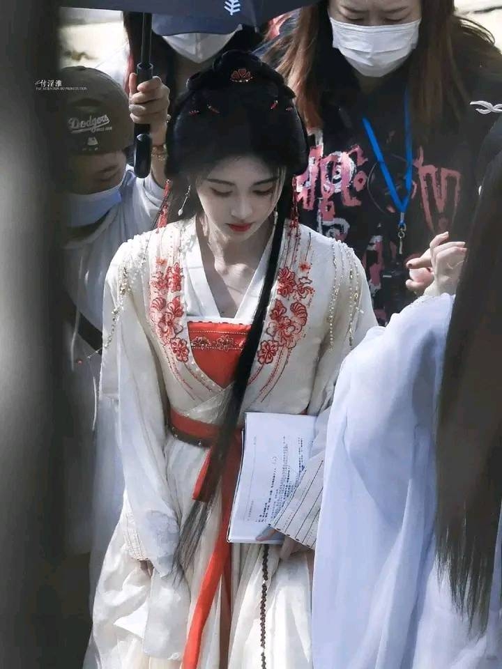 Nhìn mỹ nhân này mặc bạch y mà tưởng tiên nữ giáng trần: Gương mặt được ông trời phác họa, người đâu mà đẹp dữ thần- Ảnh 6.