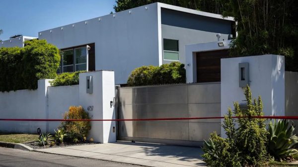 Nữ giám sát âm nhạc và chồng bị bắn chết tại nhà riêng 2 1756211115344 17562111155571905498130