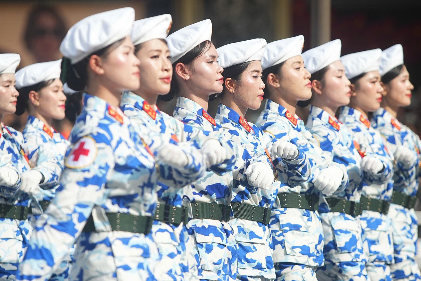 2-1756817563-753-width1390height926-1 Khối nữ sĩ quan Quân y khắc ghi lời Bác Hồ dạy “Người thầy thuốc giỏi đồng thời phải là người mẹ hiền”; những nữ sĩ quan Quân y đã làm việc quên mình, xông pha trong mưa bom, bão đạn, cứu chữa bộ đội và nhân dân, khắc phục thiên tai, thảm họa, phòng chống dịch bệnh, lập nhiều thành tích đặc biệt xuất sắc. Với khát vọng cống hiến, các nữ sĩ quan Quân y hôm nay không ngừng tu dưỡng, học tập nâng cao trình độ mọi mặt, hết lòng phụng sự Tổ quốc, phục vụ Nhân dân.