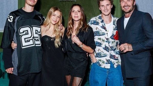 Brooklyn vẫn xuất hiện trong phim tài liệu của Victoria Beckham 29 Brooklyn vẫn xuất hiện trong phim tài liệu của Victoria Beckham 2 1757299184987 1757299185334822288294