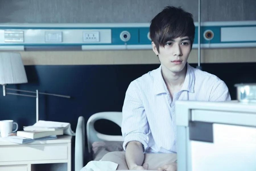 Vai diễn vận vào đời: Sao nam trải qua 4 ca phẫu thuật trong 2 năm, 11 bộ phim bị gỡ- Ảnh 2.