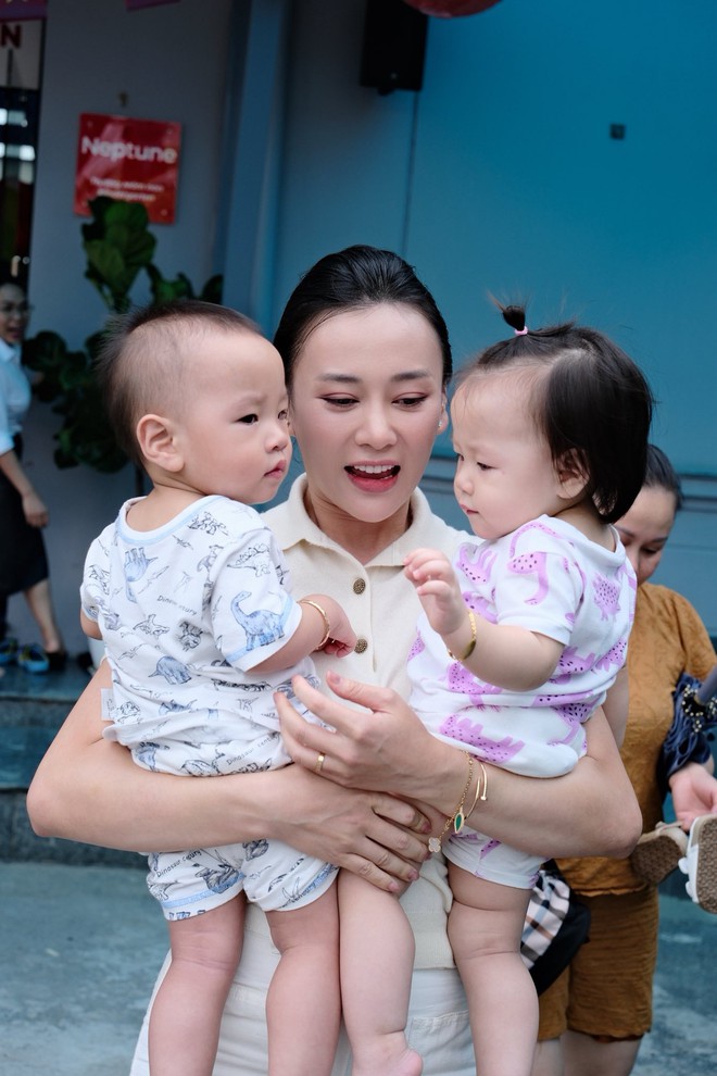 Lý do Phương Oanh cho 2 nhóc tỳ