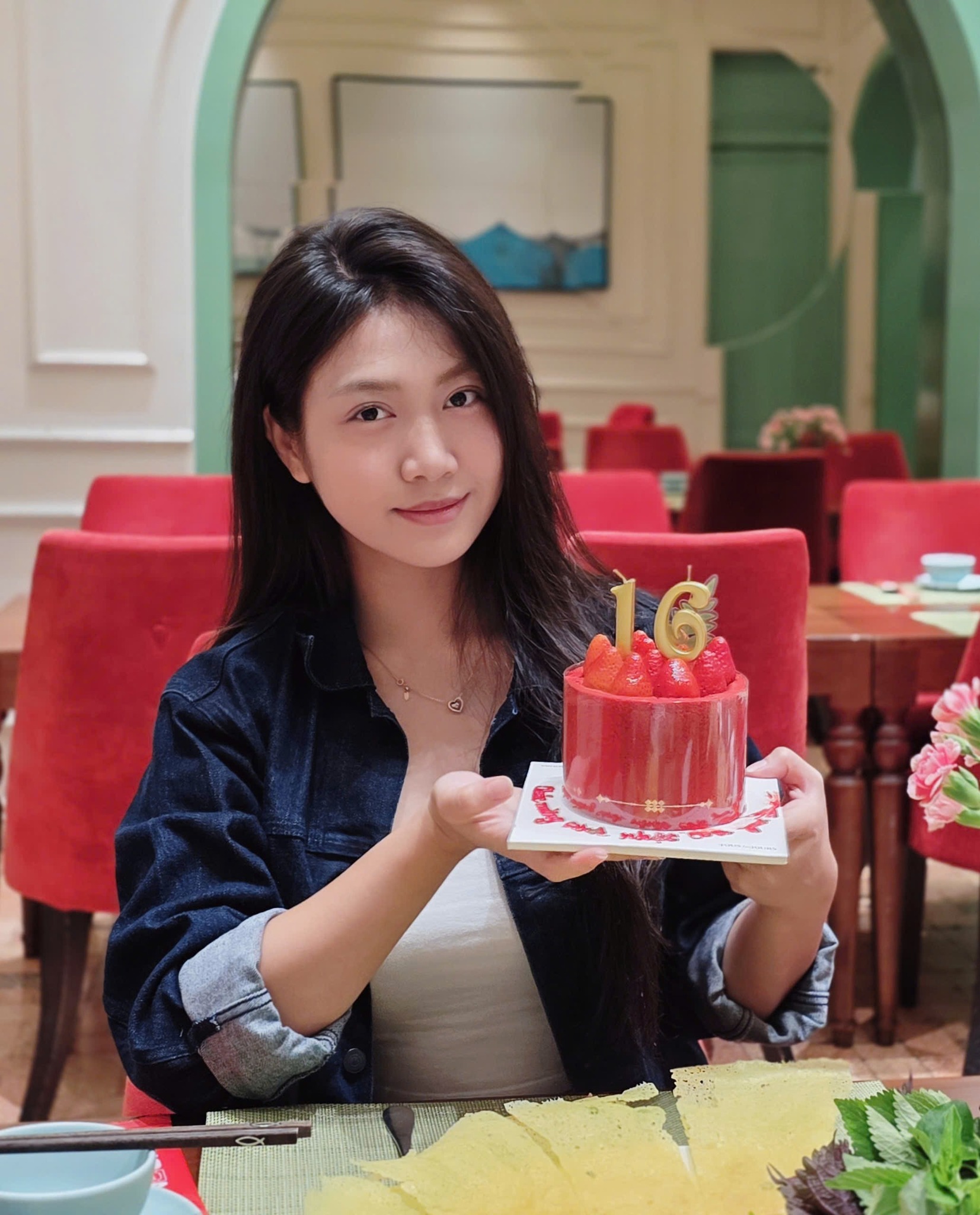 Vợ chồng Mạnh Trường khoe con gái ở tuổi 16, xinh xắn thế nào mà được gọi là hoa hậu tương lai?- Ảnh 1.