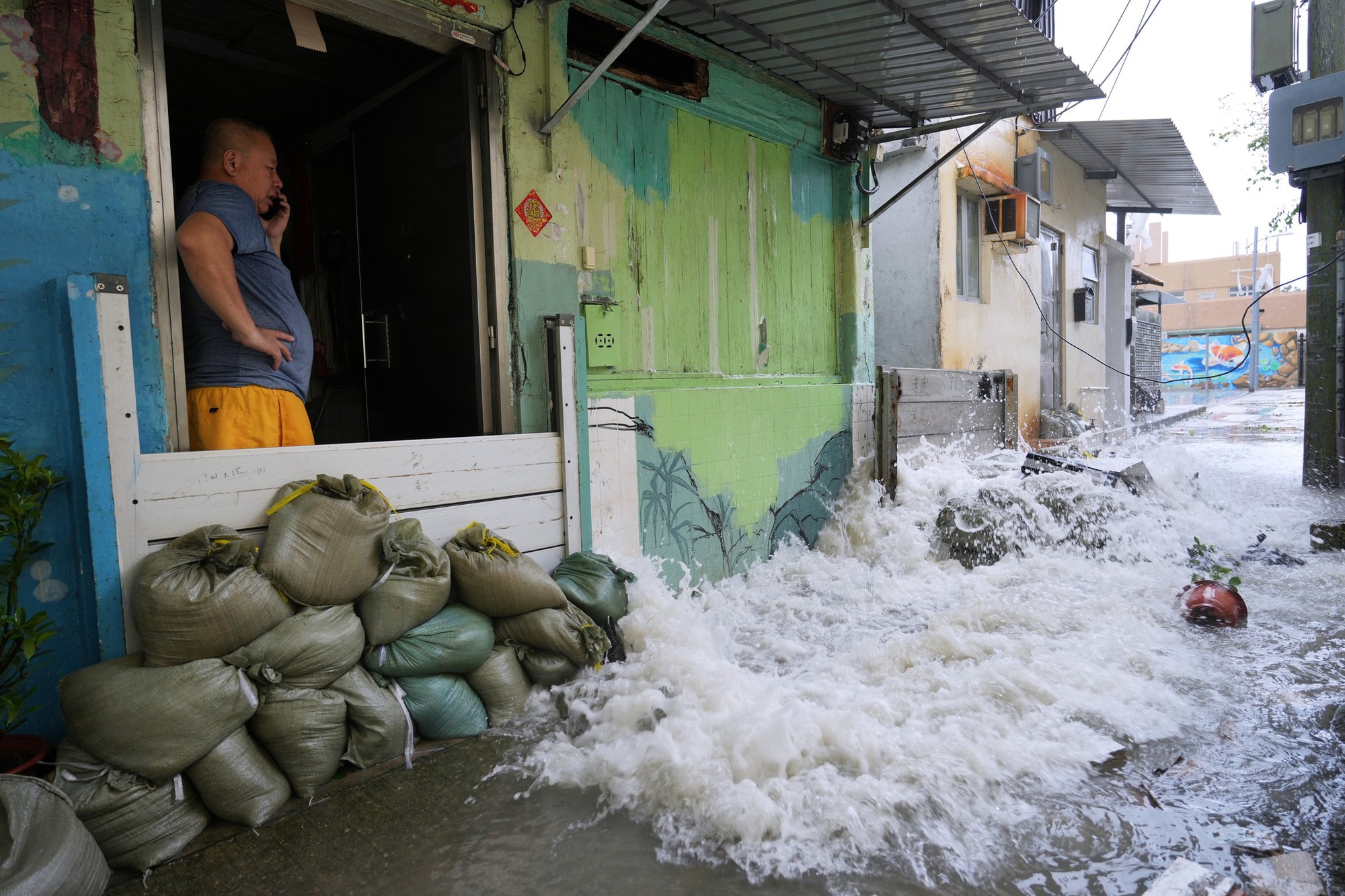Hong Kong (Trung Quốc) thiệt hại hàng chục nghìn tỷ đồng trong 2 ngày