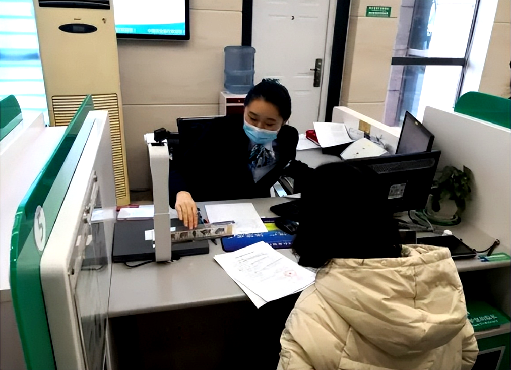 Người phụ nữ rút 3,3 tỷ đồng từ tài khoản của chính mình nhưng nhân viên ngân hàng lại báo công an: “Chị đã phạm pháp”- Ảnh 1.