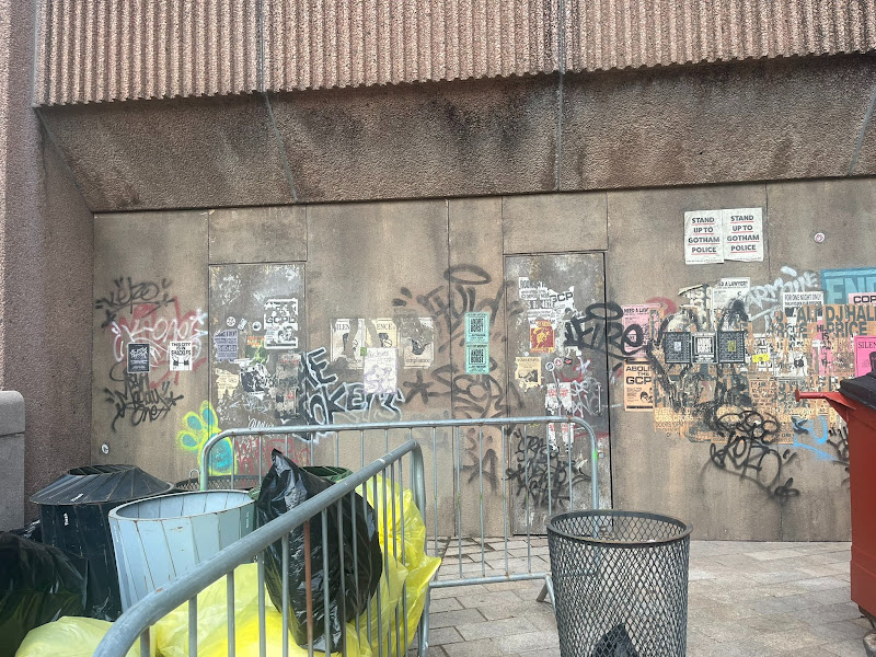 Ảnh hậu trường phim DC mới hé lộ sẽ có 3 phiên bản Joker trong DCU?- Ảnh 2.