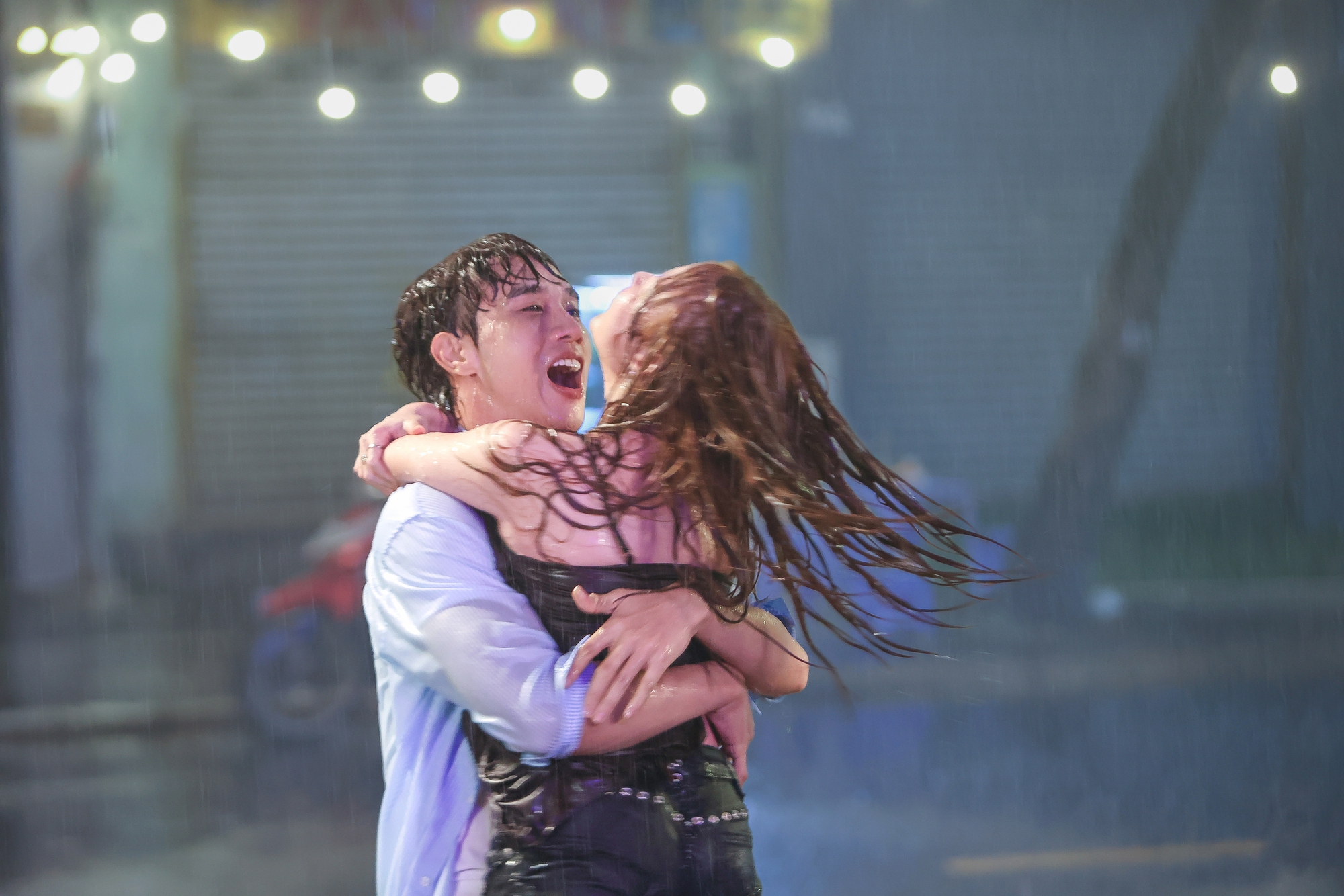 Tóm dính cặp đôi Vbiz công khai ôm ấp dưới mưa, đẹp đôi thế này ngôn tình chưa chắc viết nổi- Ảnh 5.