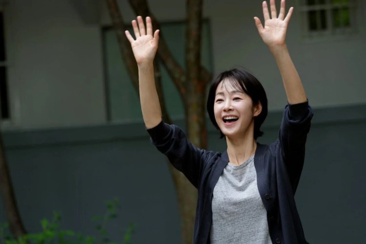 Nhìn phim Hàn này định auto bỏ mà đọc bình luận lại phải xem: Nam chính hay quá trời, không ai chê cho nổi- Ảnh 6.