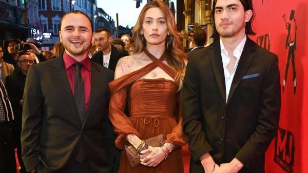 Tình trạng đáng báo động của con gái Michael Jackson 29 Tình trạng đáng báo động của con gái Michael Jackson 2 1764040753706 17640407542051847639971