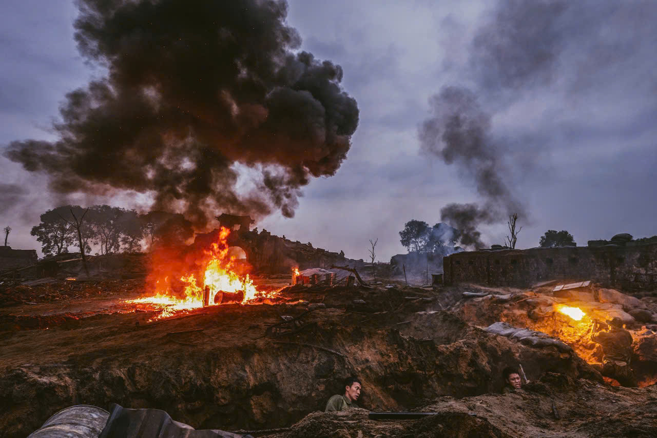 Mưa Đỏ tinh tế đến phát điên rồi: Tới pháo sáng cũng là một bầu trời ẩn ý, xem xong ngẫm cả đêm mới hiểu- Ảnh 2.