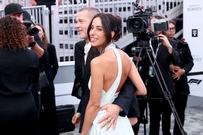 Brad Pitt bên bạn gái kém 29 tuổi- Ảnh 9. Brad Pitt bên bạn gái kém 29 tuổi- Ảnh 9.