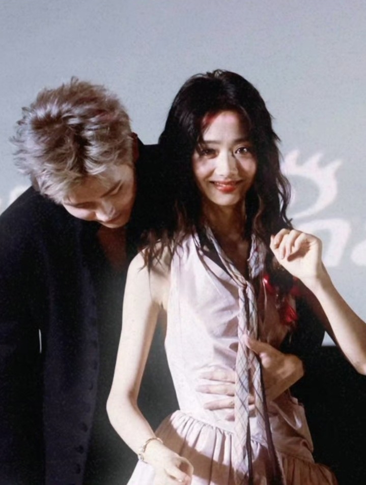 Trung Quốc kiếm đâu ra người thứ 2 có vòng eo đẹp cỡ này: Nhỏ chỉ bằng 1 bàn tay, cứ xuất hiện là gây sốc visual- Ảnh 8. Trung Quốc kiếm đâu ra người thứ 2 có vòng eo đẹp cỡ này: Nhỏ chỉ bằng 1 bàn tay, cứ xuất hiện là gây sốc visual- Ảnh 8.