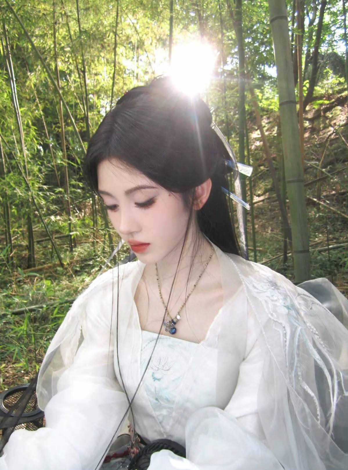 Nhìn mỹ nhân này mặc bạch y mà tưởng tiên nữ giáng trần: Gương mặt được ông trời phác họa, người đâu mà đẹp dữ thần- Ảnh 3.