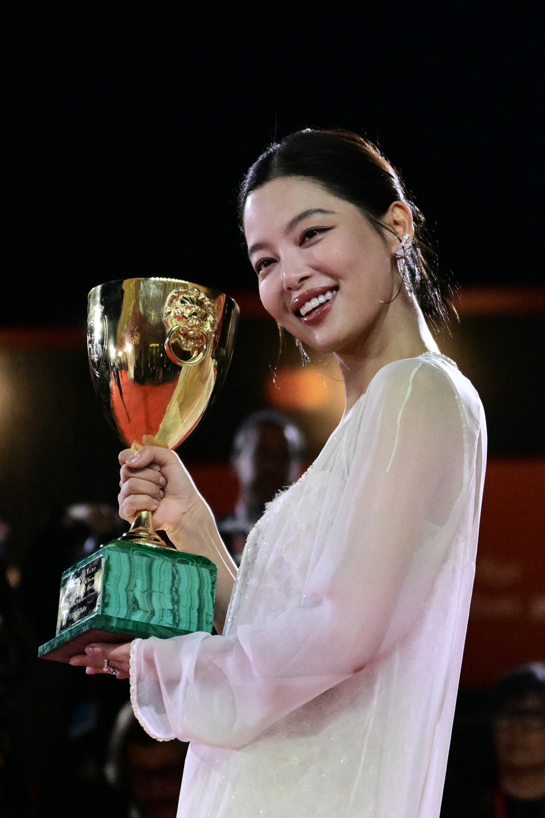 Bức ảnh khiến Lưu Diệc Phi bị mắng “không biết xấu hổ”- Ảnh 2.