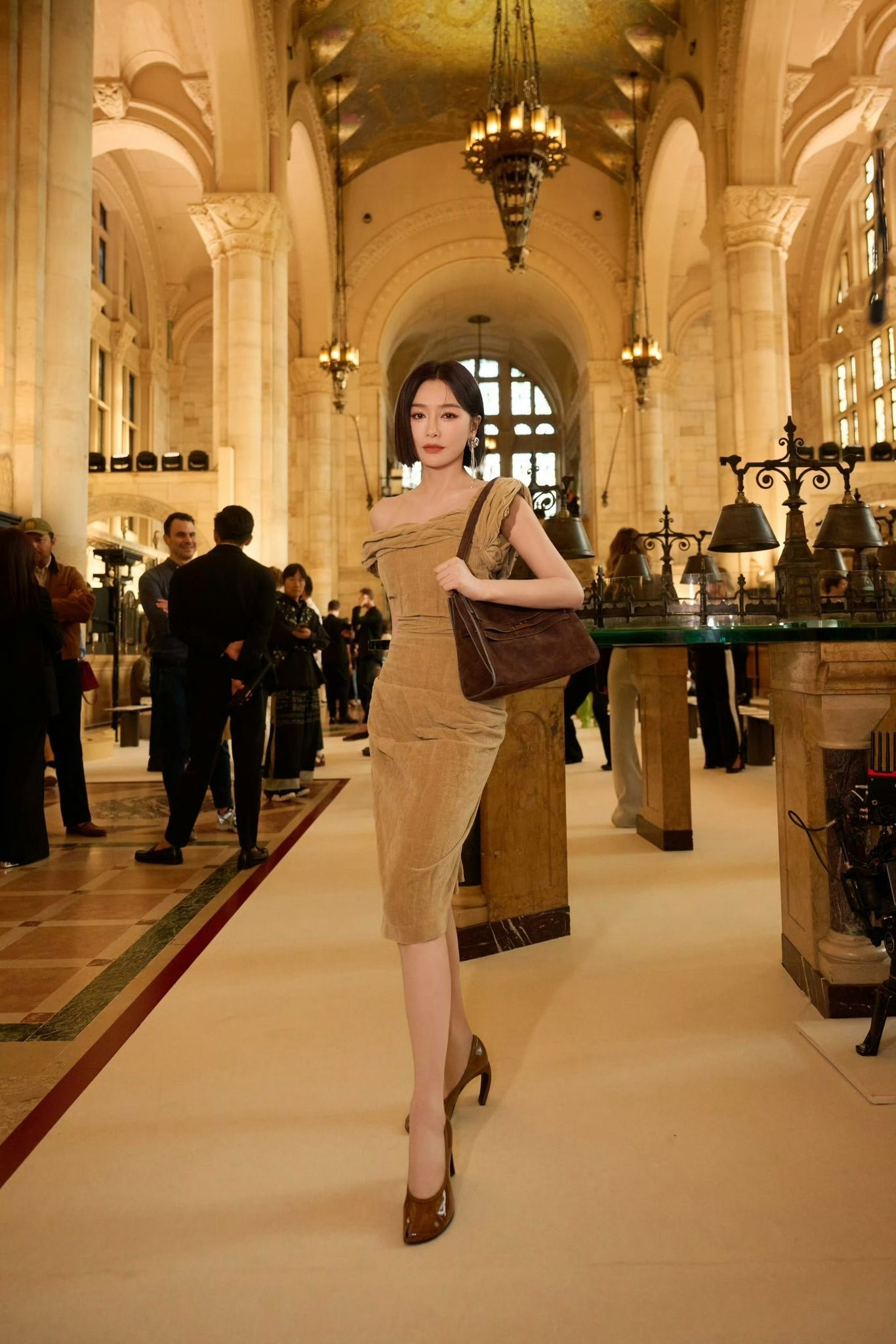 Cả phố náo loạn khi mỹ nhân này vừa bước xuống xe: Người đâu mà đẹp thế không biết, sang đến từng hơi thở- Ảnh 7.