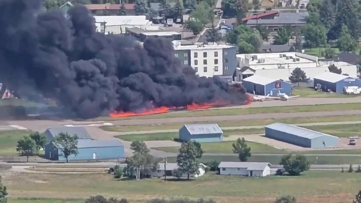 Hai máy bay đâm nhau trên đường băng làm bùng lên “quả cầu lửa” khổng lồ- Ảnh 3.