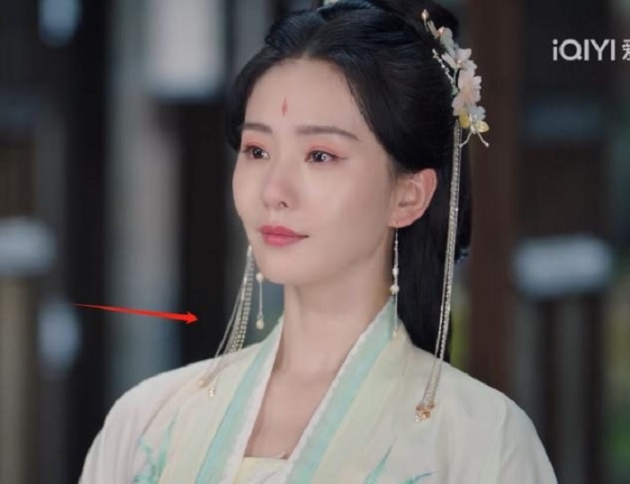 Nhan sắc của mỹ nhân hạng A này lạ lắm: Lên phim lờ đờ như 3 ngày không ngủ, ngoài đời