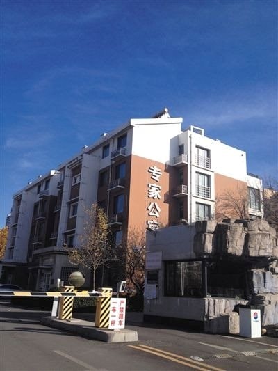 Đột kích nhà cựu giám đốc công ty cấp nước, tịch thu 676 tỷ đồng, 37,6 kg vàng, 50 giấy tờ bất động sản chất đống trong 40 thùng hoa quả- Ảnh 2. Đột kích nhà cựu giám đốc công ty cấp nước, tịch thu 676 tỷ đồng, 37,6 kg vàng, 50 giấy tờ bất động sản chất đống trong 40 thùng hoa quả- Ảnh 2.