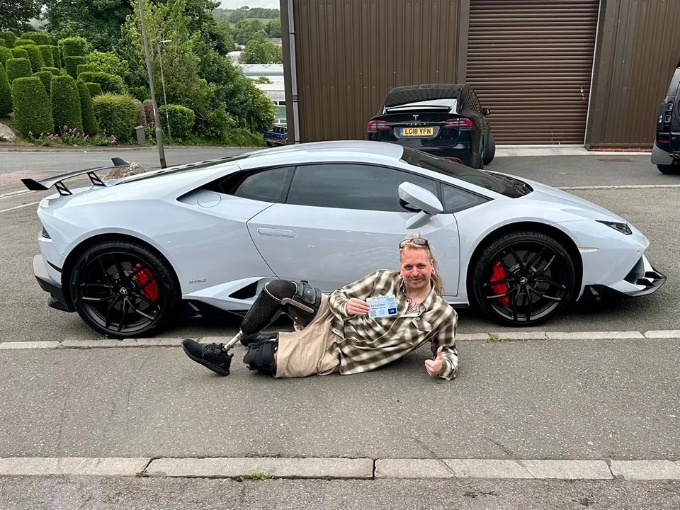 Bị chỉ trích vì đỗ xe ở chỗ cho người khuyết tật, tài xế Lamborghini làm một hành động khiến cả MXH 'quay xe' gấp- Ảnh 2.