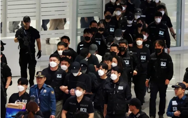 Công dân Hàn Quốc được hồi hương tại sân bay Incheon vào sáng 18/10/2025. (Ảnh: Yonhap)